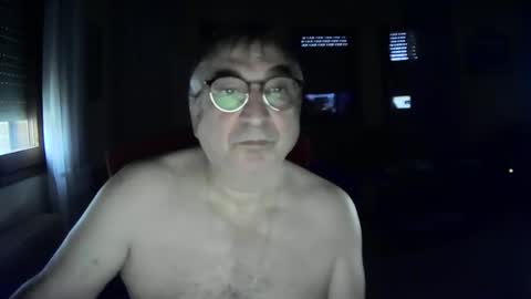 Snapshot of antonio2605 chatting on 12/15/25, 02:32 Antonio online show from 12/15/25, 02:32