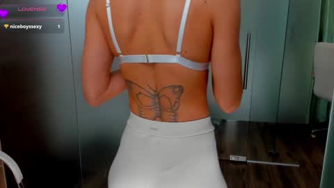 Snapshot of anyarayne chatting on 12/19/24, 03:19 Anya online show from 12/19/24, 03:19