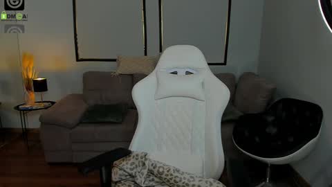 Snapshot of anyarayne chatting on 12/04/25, 01:42 Anya online show from 12/04/25, 01:42