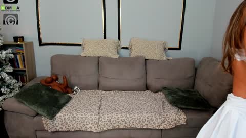 Snapshot of anyarayne chatting on 12/16/25, 03:50 Anya online show from 12/16/25, 03:50