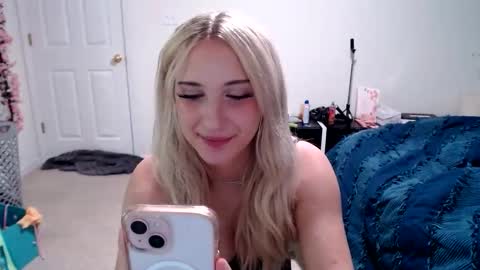 Snapshot of anyataylorrx chatting on 06/10/26, 02:23 Anya online show from 06/10/26, 02:23