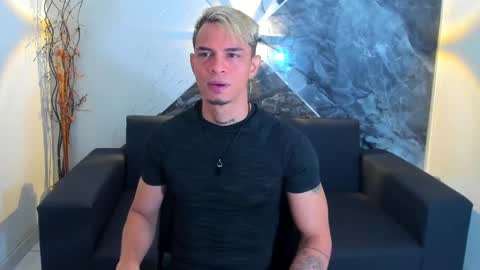 Snapshot of anzelott chatting on 02/10/25, 01:11 Anzelott online show from 02/10/25, 01:11