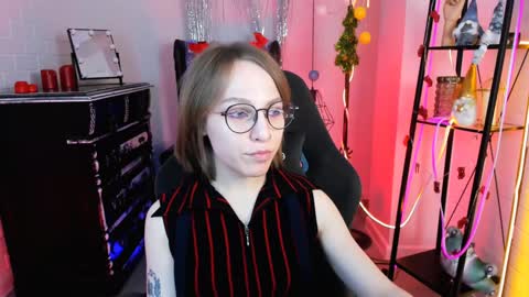 Snapshot of aphexqueen chatting on 12/19/24, 01:18 APHEX QUEEN online show from 12/19/24, 01:18