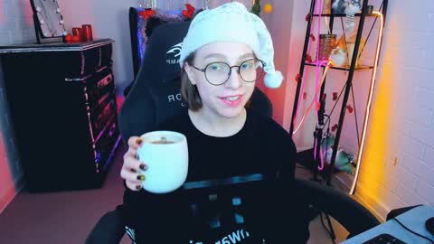 Snapshot of aphexqueen chatting on 12/25/24, 03:06 APHEX QUEEN online show from 12/25/24, 03:06