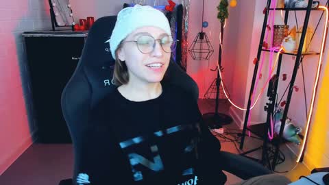 Snapshot of aphexqueen chatting on 12/25/24, 09:11 APHEX QUEEN online show from 12/25/24, 09:11