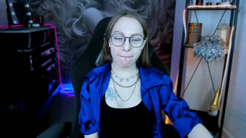 Snapshot of aphexqueen chatting on 01/24/25, 12:20 APHEX QUEEN online show from 01/24/25, 12:20