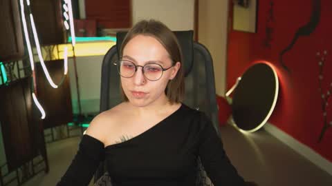 Snapshot of aphexqueen chatting on 02/04/25, 03:26 APHEX QUEEN online show from 02/04/25, 03:26