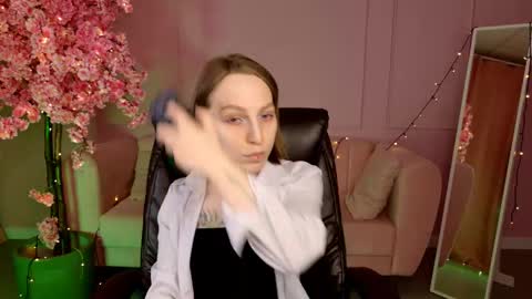 Snapshot of aphexqueen chatting on 03/10/25, 09:10 APHEX QUEEN online show from 03/10/25, 09:10