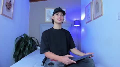 Snapshot of apoloricci chatting on 10/27/25, 07:29 Apolo twink online show from 10/27/25, 07:29