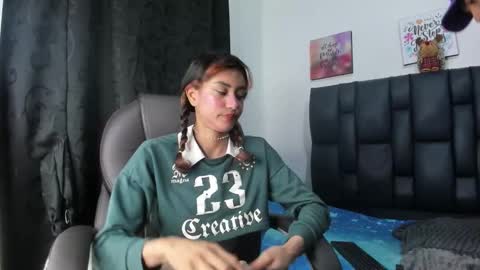 Snapshot of applehot_lr chatting on 12/16/25, 01:05 sofi y kevin online show from 12/16/25, 01:05
