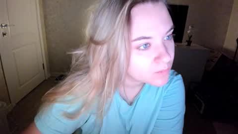 Snapshot of appleyummybuns chatting on 11/12/25, 04:18 appleyummybuns online show from 11/12/25, 04:18