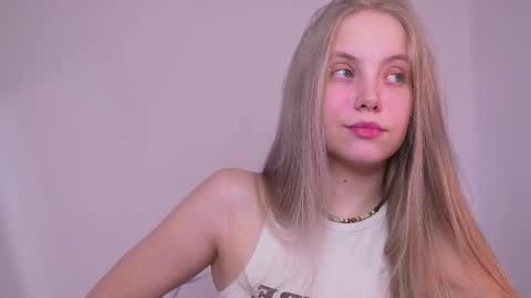 Snapshot of appr0ved chatting on 03/06/25, 03:35 REYNA my friend online show from 03/06/25, 03:35