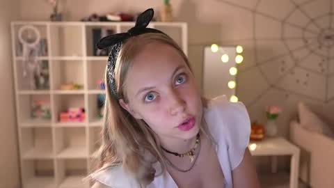 Snapshot of appr0ved chatting on 10/30/25, 02:18 REYNA my friend online show from 10/30/25, 02:18