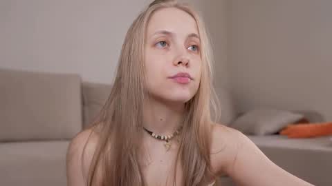 Snapshot of appr0ved chatting on 05/20/26, 03:18 REYNA my friend online show from 05/20/26, 03:18