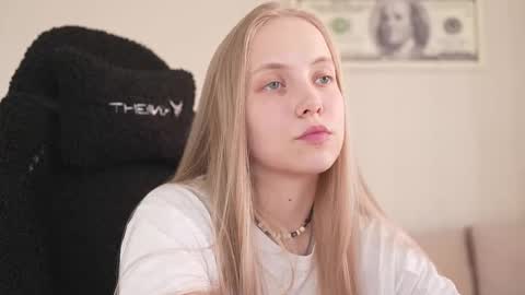 Snapshot of appr0ved_ chatting on 03/14/26, 01:38 REYNA next stream is 11h of Feb online show from 03/14/26, 01:38