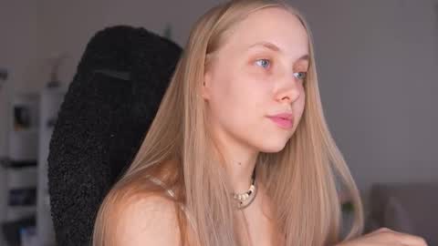 Snapshot of appr0ved_ chatting on 03/20/26, 03:17 REYNA next stream is 11h of Feb online show from 03/20/26, 03:17