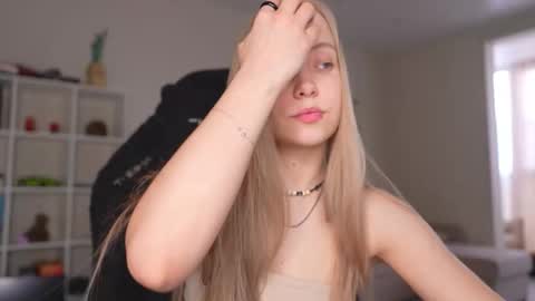 Snapshot of appr0ved_ chatting on 03/22/26, 03:15 REYNA next stream is 11h of Feb online show from 03/22/26, 03:15