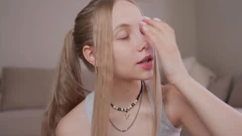 Snapshot of appr0ved_ chatting on 04/14/26, 07:47 REYNA next stream is 11h of Feb online show from 04/14/26, 07:47