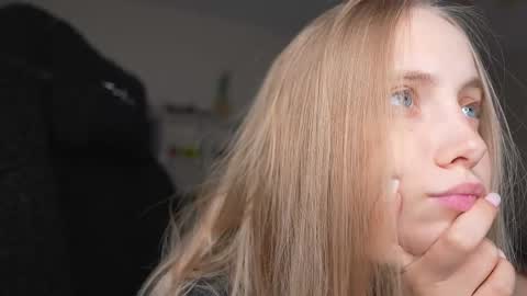 Snapshot of appr0ved_ chatting on 04/22/26, 03:46 REYNA next stream is 11h of Feb online show from 04/22/26, 03:46