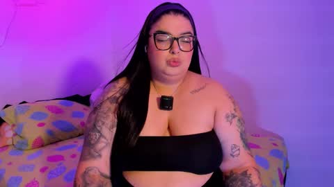 Snapshot of apriilpeach_ chatting on 11/10/25, 11:37 Maria online show from 11/10/25, 11:37