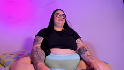 Snapshot of apriilpeach_ chatting on 11/23/25, 05:35 Maria online show from 11/23/25, 05:35