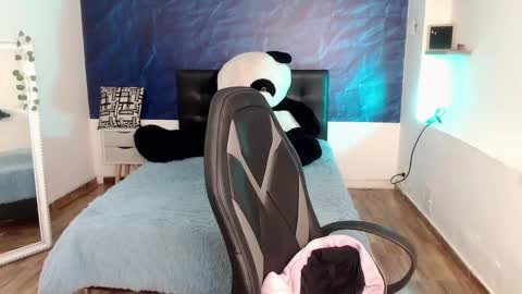 Snapshot of april_dumont chatting on 12/14/24, 07:03 April online show from 12/14/24, 07:03