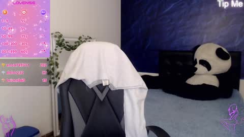 Snapshot of april_dumont chatting on 02/03/25, 03:17 April online show from 02/03/25, 03:17