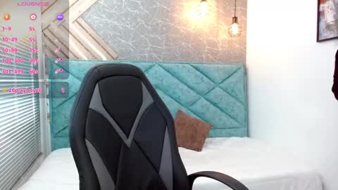 Snapshot of april_dumont chatting on 02/12/25, 06:30 April online show from 02/12/25, 06:30