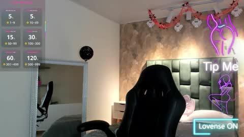 Snapshot of april_dumont chatting on 10/28/25, 11:25 April online show from 10/28/25, 11:25