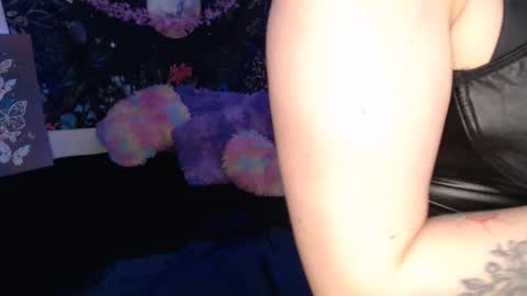 Snapshot of april_l6 chatting on 11/22/25, 10:09 april_l6 online show from 11/22/25, 10:09