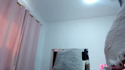 Snapshot of apriladamson_ chatting on 06/27/26, 07:30 April online show from 06/27/26, 07:30