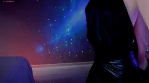 Snapshot of aqualen chatting on 11/19/25, 10:04 aqualen online show from 11/19/25, 10:04