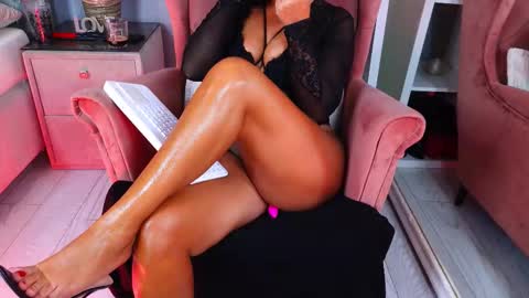 Snapshot of aqueenmonica chatting on 09/18/25, 01:57 AQueenMonica online show from 09/18/25, 01:57