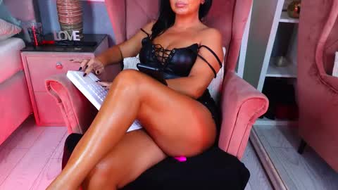 Snapshot of aqueenmonica chatting on 09/19/25, 06:41 AQueenMonica online show from 09/19/25, 06:41