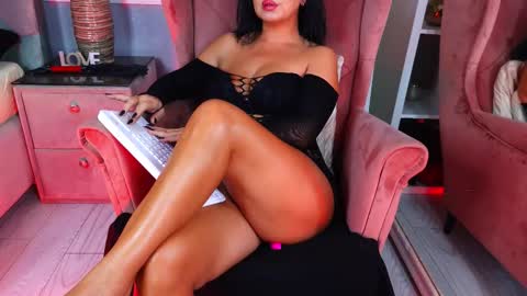 Snapshot of aqueenmonica chatting on 09/28/25, 02:17 AQueenMonica online show from 09/28/25, 02:17