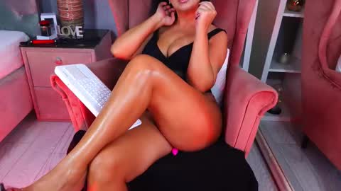 Snapshot of aqueenmonica chatting on 10/13/25, 05:02 AQueenMonica online show from 10/13/25, 05:02