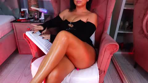 Snapshot of aqueenmonica chatting on 11/20/25, 04:12 AQueenMonica online show from 11/20/25, 04:12