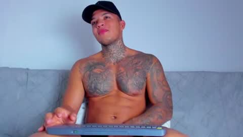 Snapshot of aquiles_elpapi chatting on 07/16/26, 10:32 AquilesElpapi online show from 07/16/26, 10:32