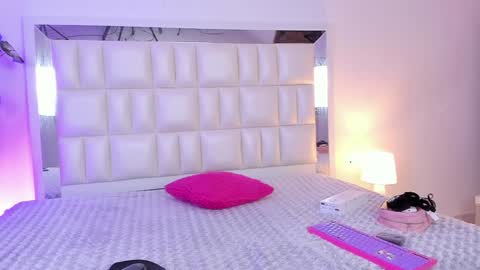 Snapshot of aradia_01 chatting on 12/24/24, 05:27 online show from 12/24/24, 05:27