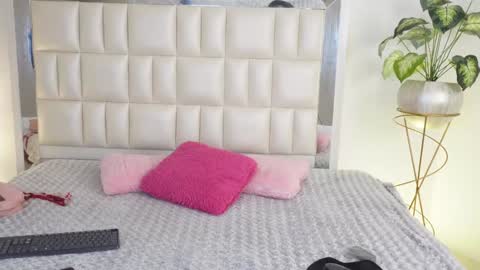 Snapshot of aradia_01 chatting on 02/04/25, 04:48 online show from 02/04/25, 04:48