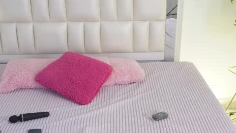 Snapshot of aradia_01 chatting on 02/12/25, 08:27 online show from 02/12/25, 08:27