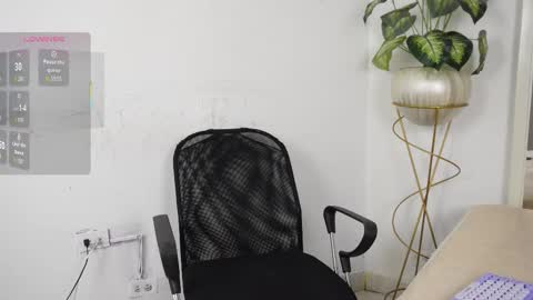 Snapshot of aradia_01 chatting on 09/20/25, 05:08 online show from 09/20/25, 05:08