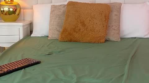 Snapshot of aralewis chatting on 04/11/26, 05:12 online show from 04/11/26, 05:12