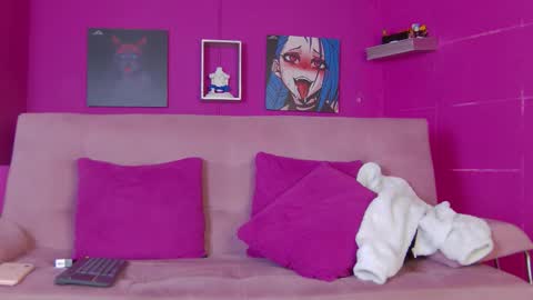 Snapshot of aranza_ross chatting on 11/25/25, 12:27 Aranza online show from 11/25/25, 12:27