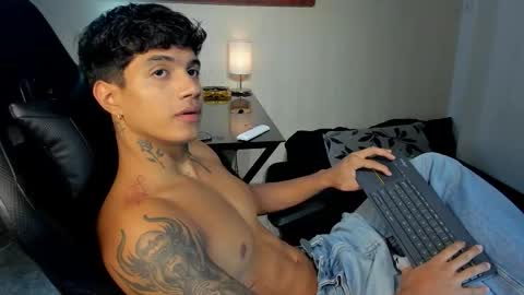 Snapshot of aress444 chatting on 12/16/25, 04:45 aress444 online show from 12/16/25, 04:45