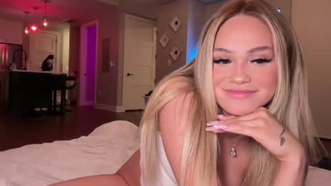 Snapshot of ari_02 chatting on 06/18/26, 04:02 Ari online show from 06/18/26, 04:02
