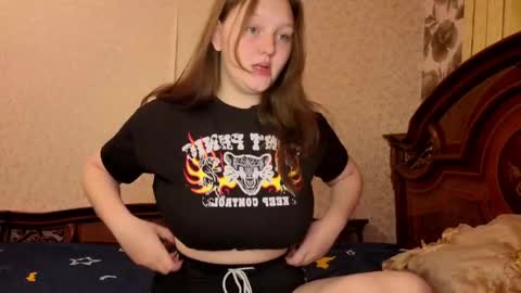 Snapshot of aria__dark chatting on 04/22/26, 07:59 Aria online show from 04/22/26, 07:59