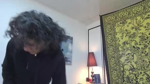 aria y orien  online show from 12/15/25, 11:03