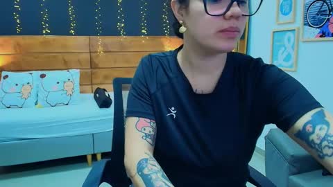 Snapshot of aria_bloomer chatting on 04/26/26, 12:36 Ari online show from 04/26/26, 12:36