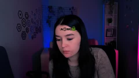 Snapshot of aria_glow chatting on 04/21/26, 01:42 Aria online show from 04/21/26, 01:42